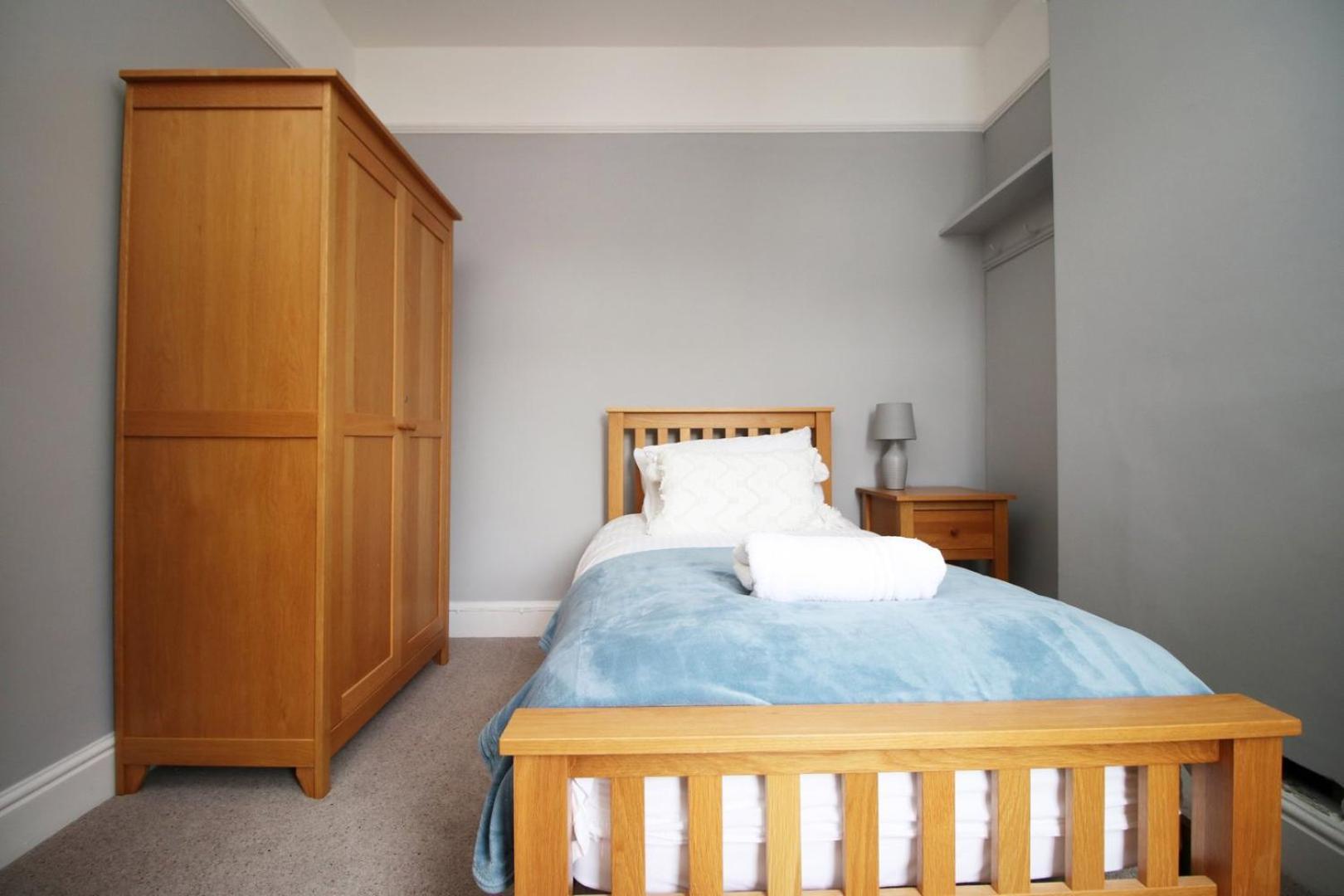 Quiet And Spacious 3 Bedroom Apartment *