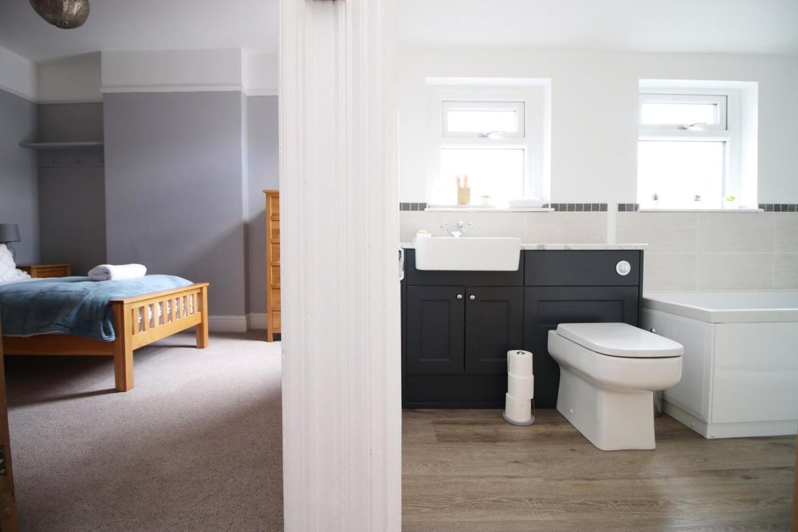 Quiet And Spacious 3 Bedroom *