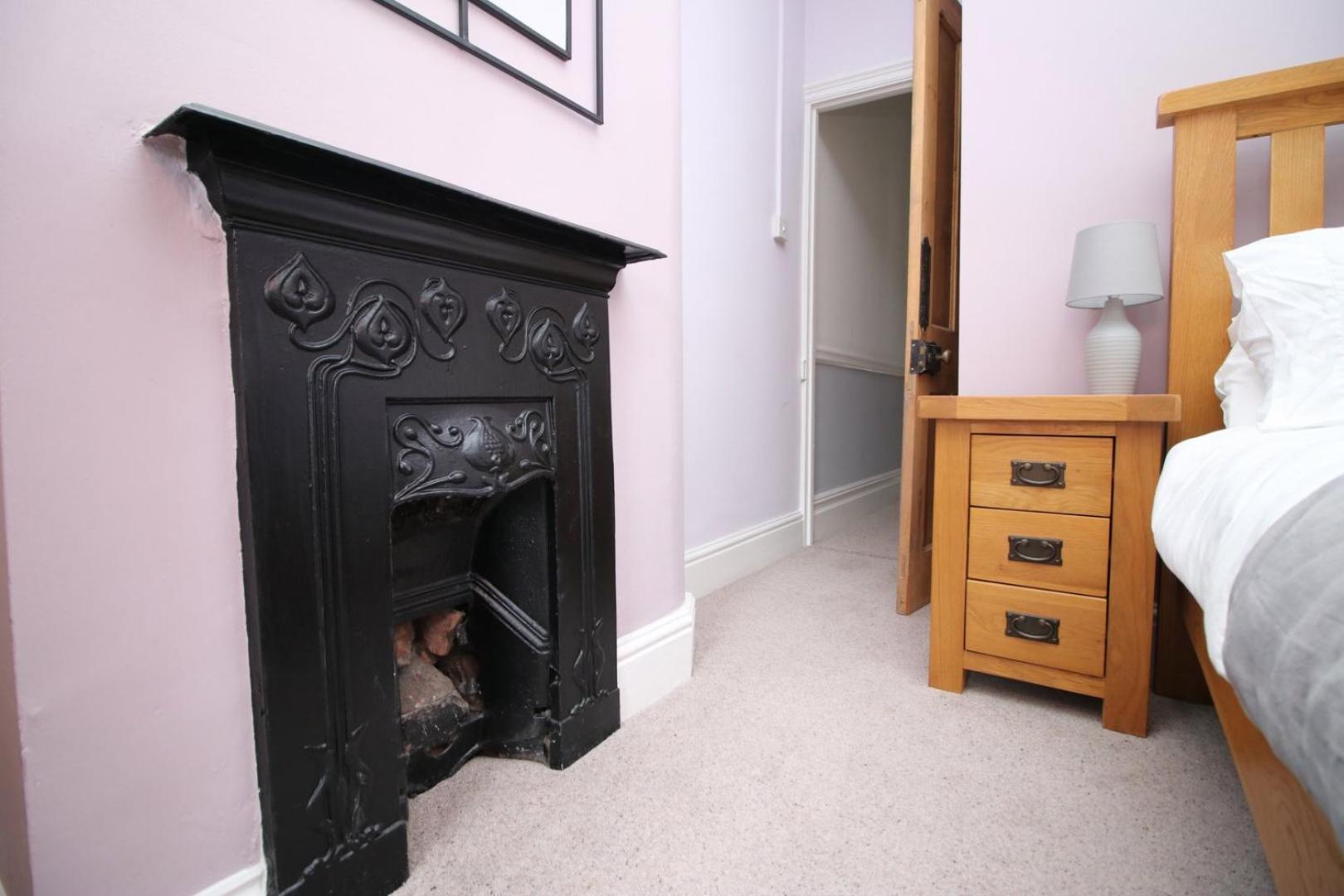 Quiet And Spacious 3 Bedroom Apartment *