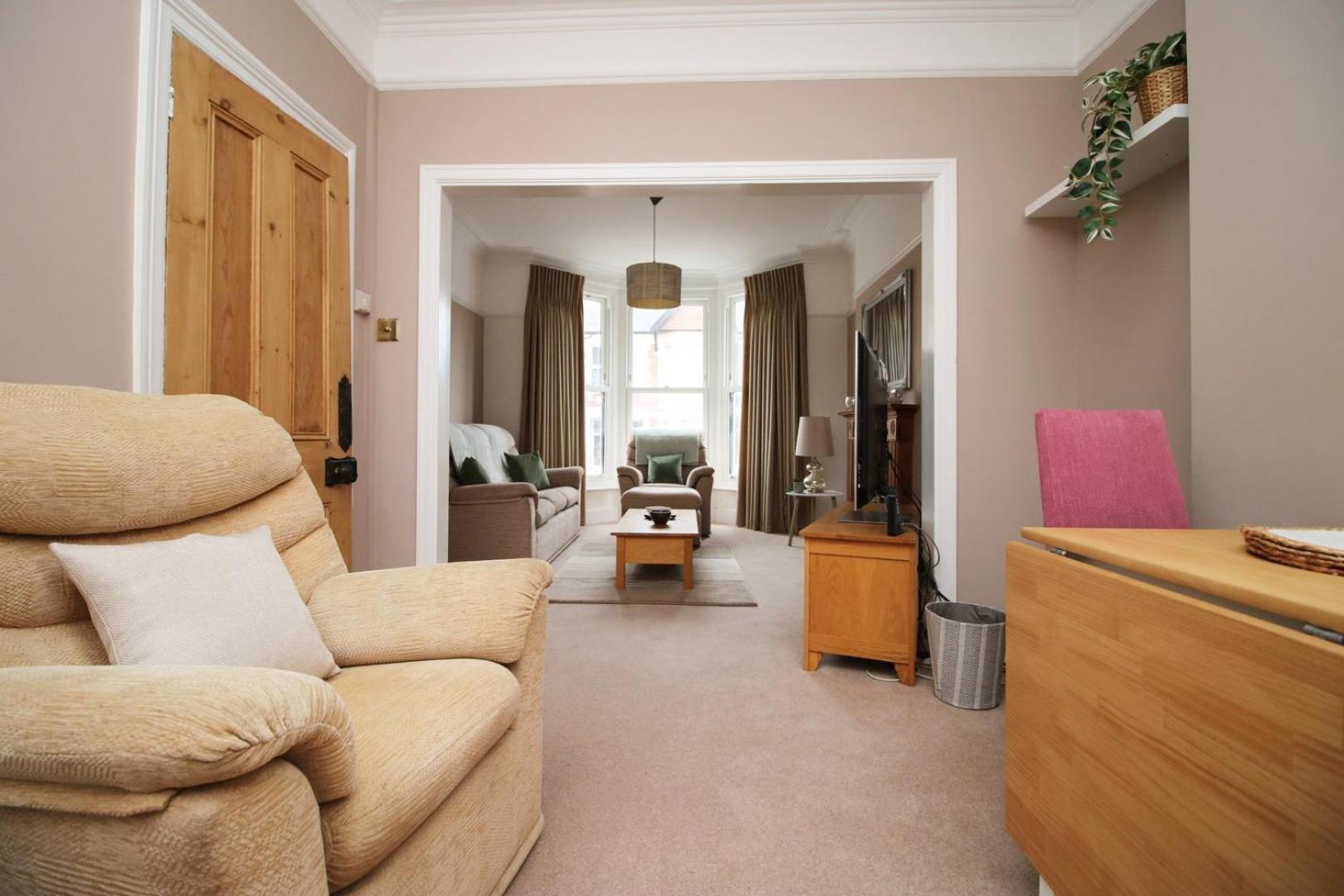 Quiet And Spacious 3 Bedroom Apartment *