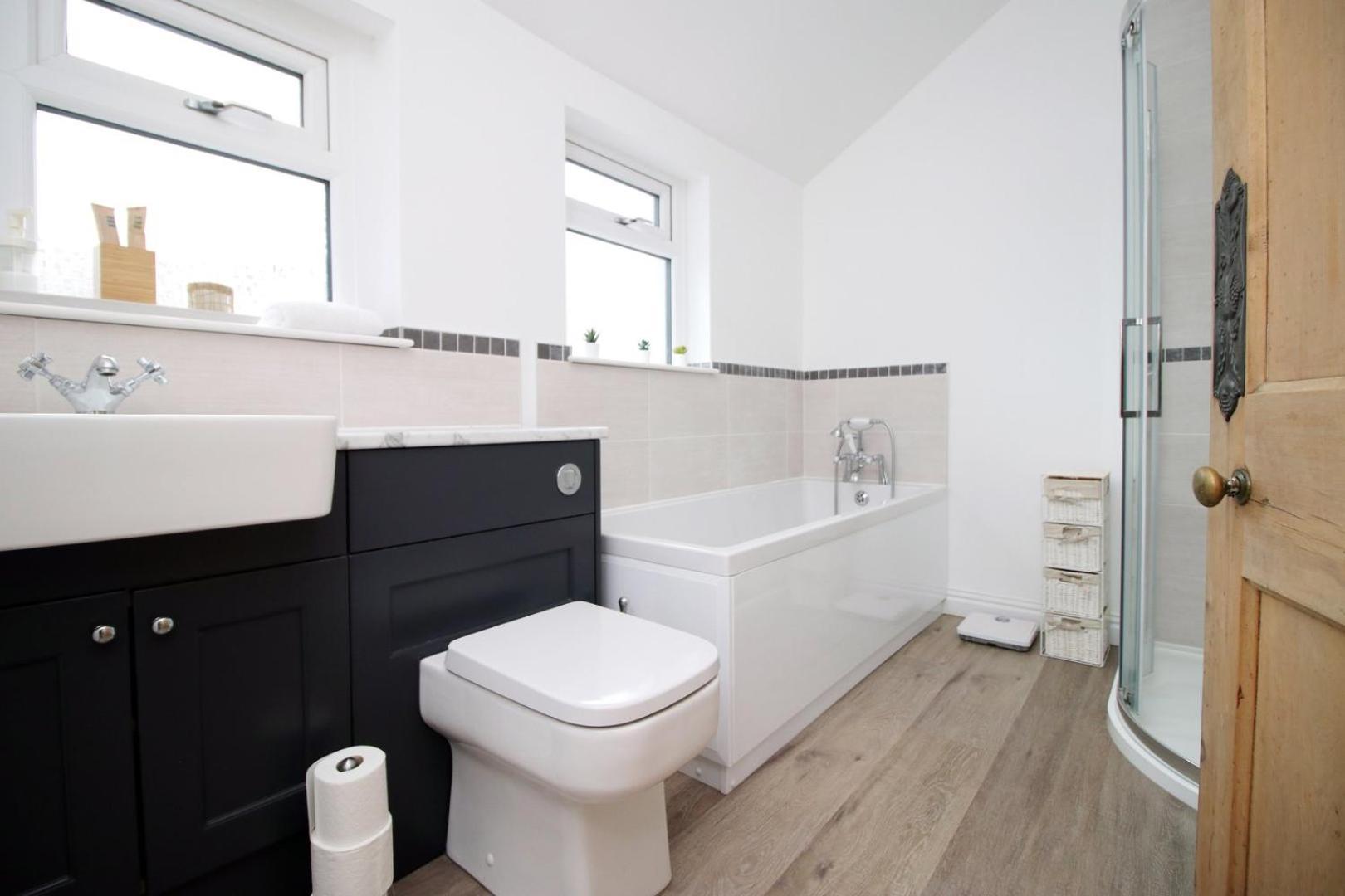 Apartment Quiet And Spacious 3 Bedroom *