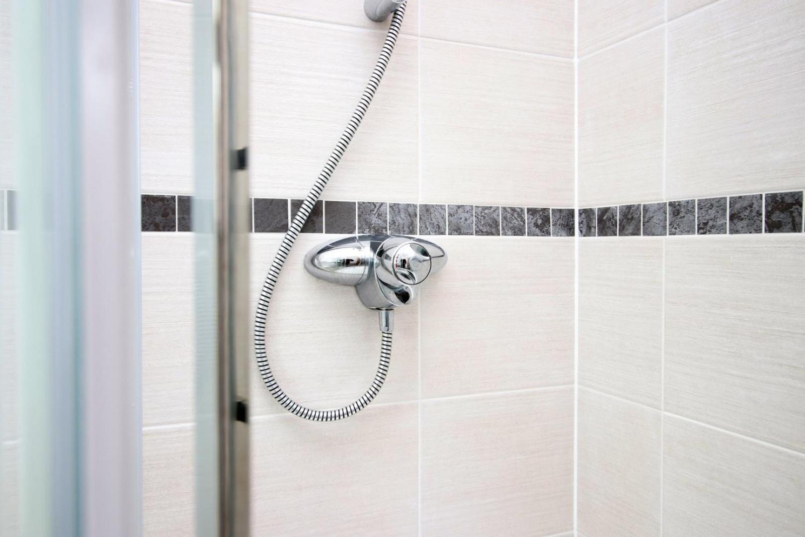 Apartment Quiet And Spacious 3 Bedroom *