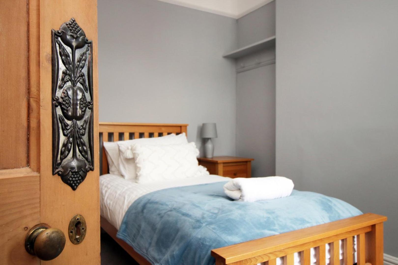 Quiet And Spacious 3 Bedroom Apartment *