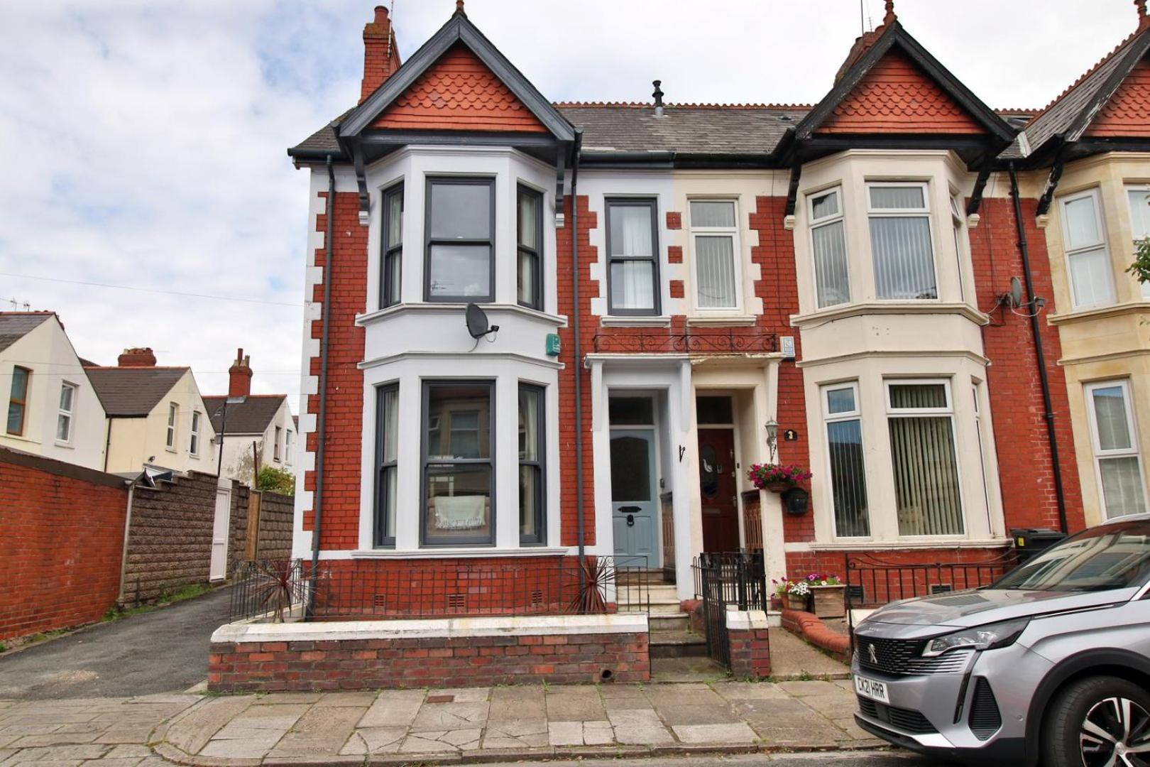 Quiet And Spacious 3 Bedroom *