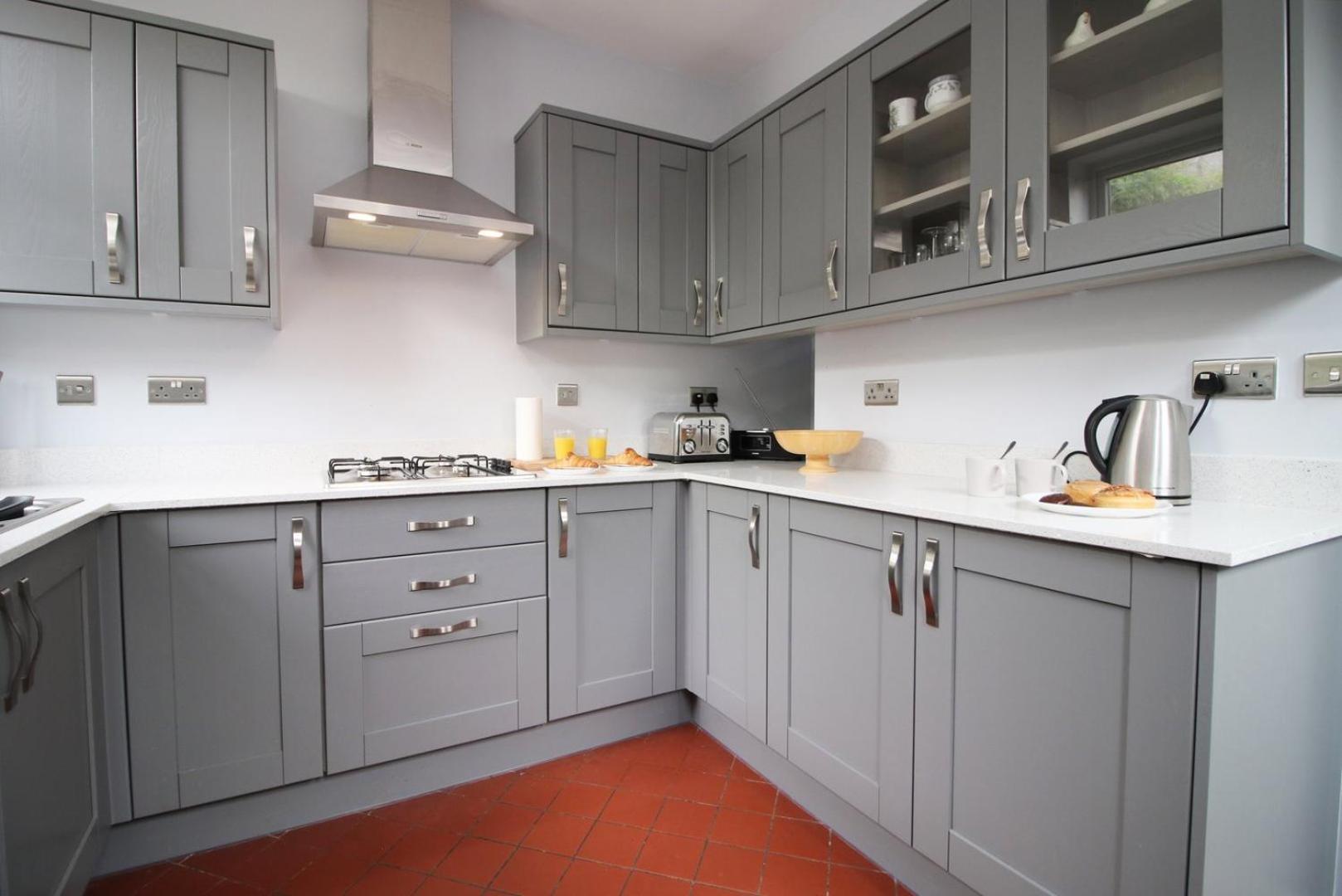 Apartment Quiet And Spacious 3 Bedroom *