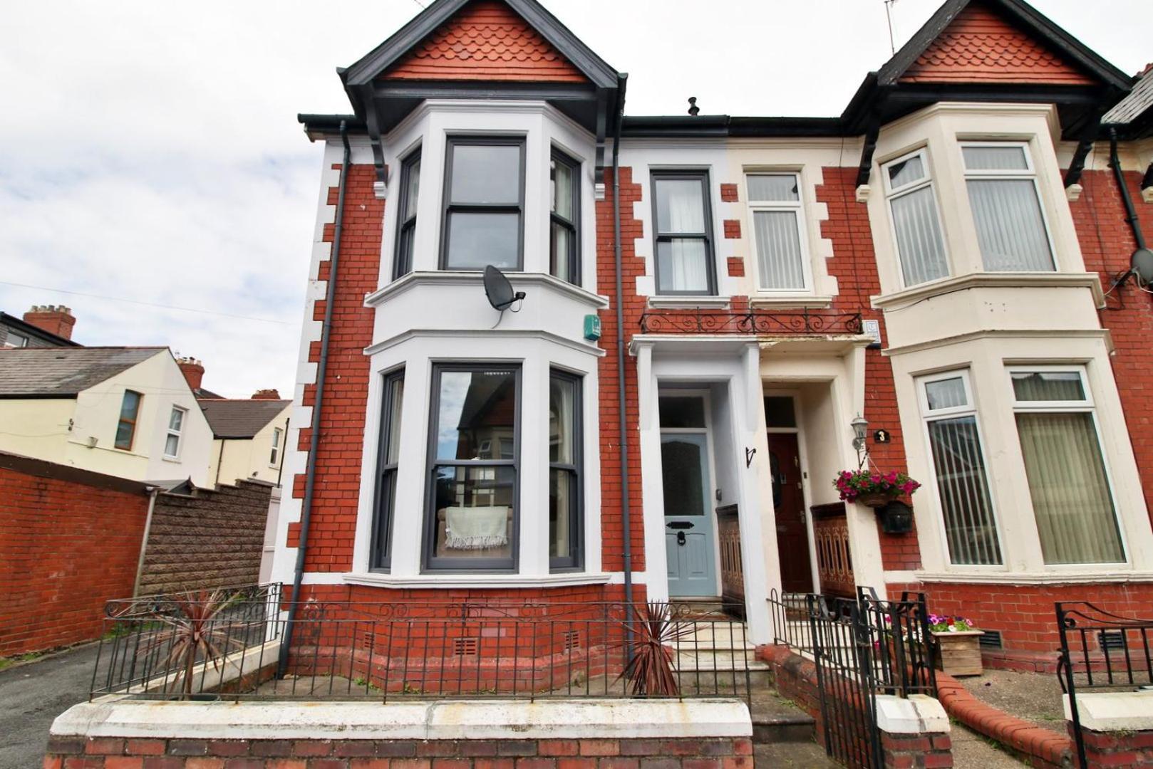 Quiet And Spacious 3 Bedroom *